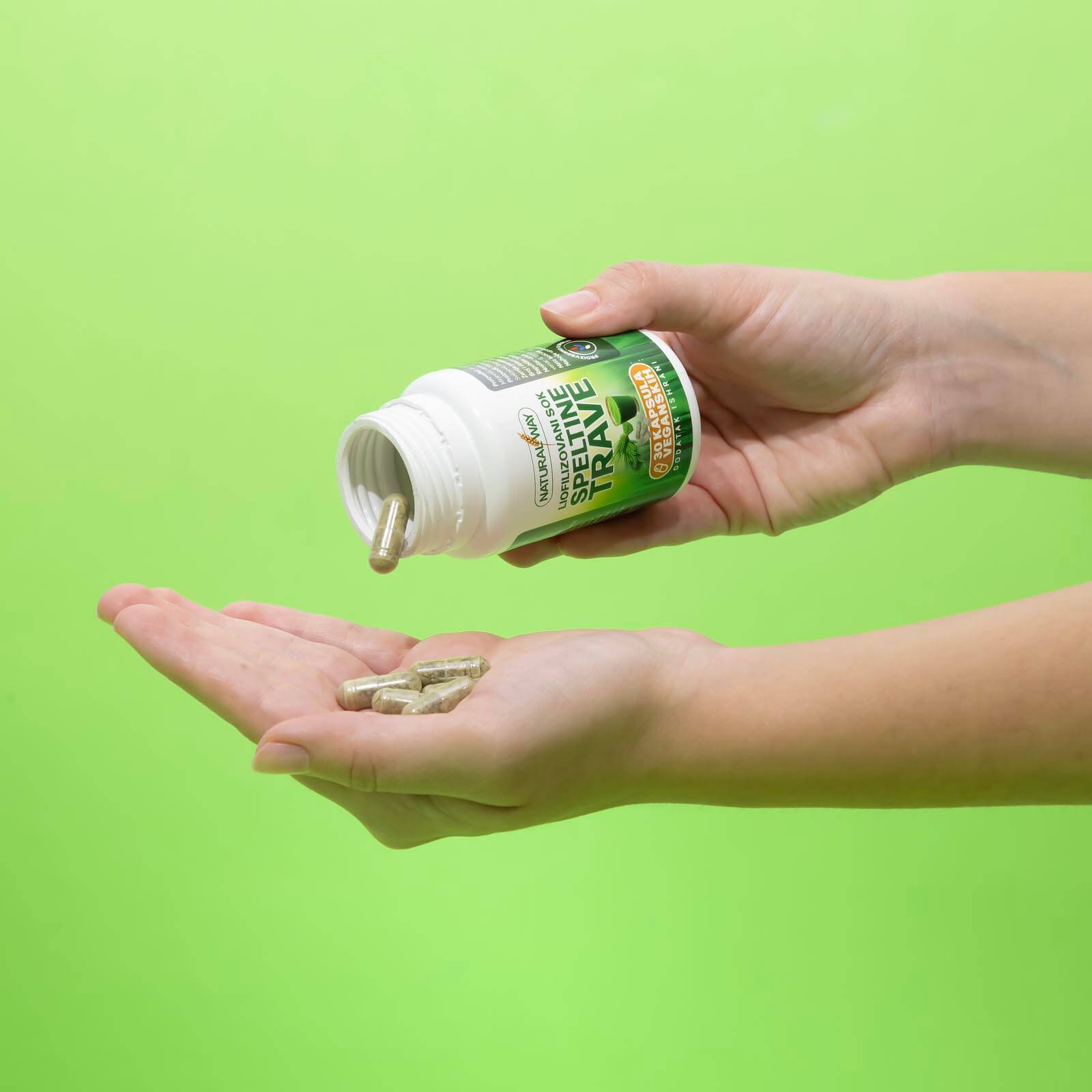 Sok od speltine trave u kapsulama