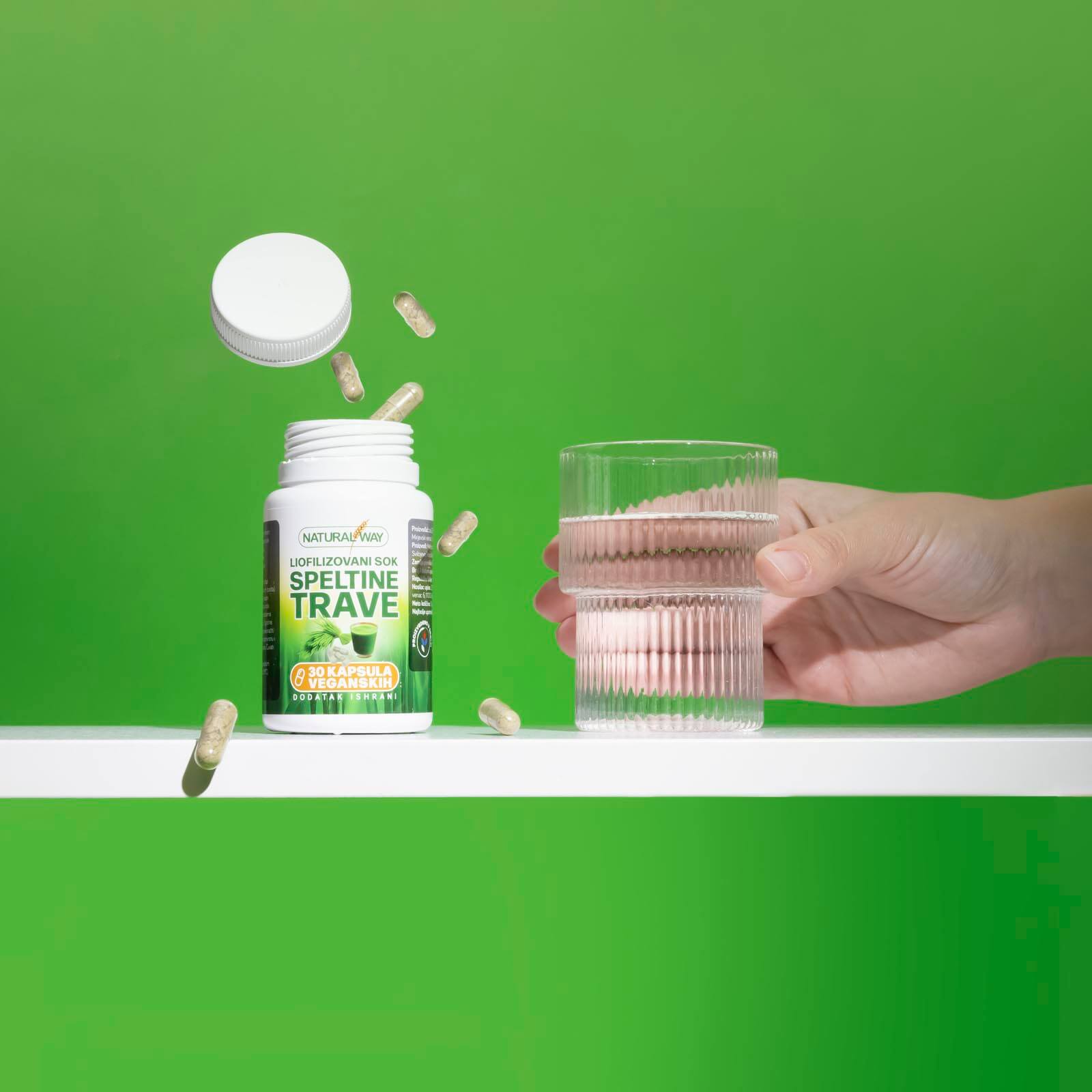 Sok od speltine trave u kapsulama