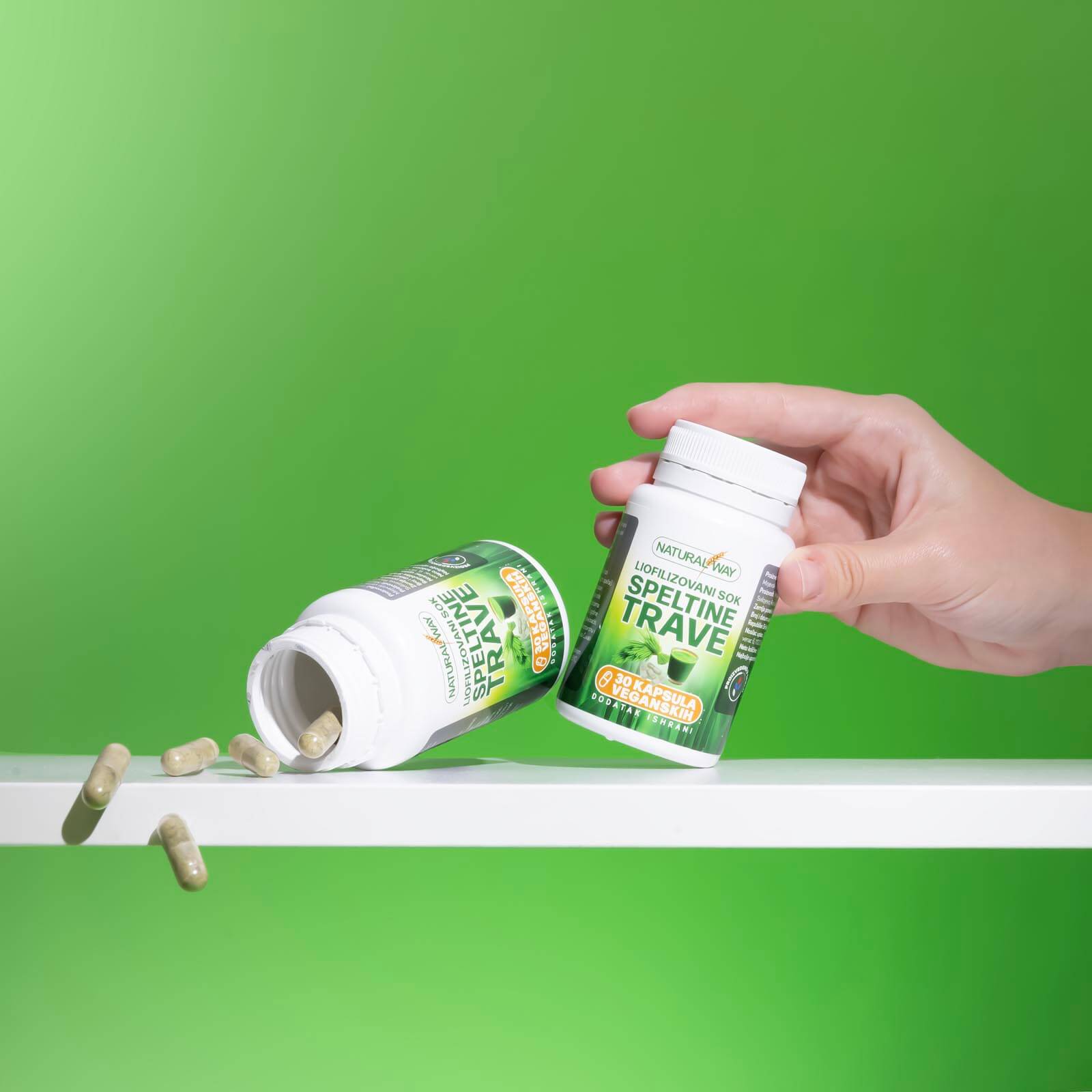 Sok od speltine trave u kapsulama